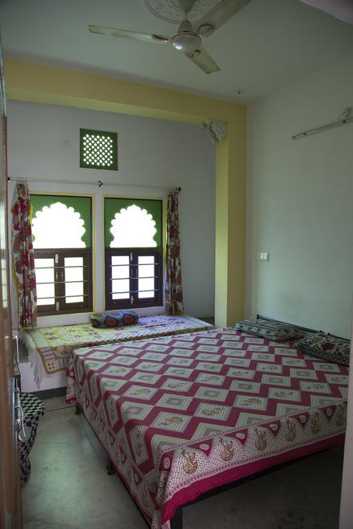 Udai Haveli Guest House Udaipur Værelse billede